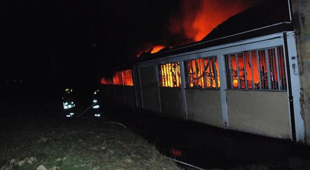 Ameno: fiamme in un magazzino. Al lavoro tutta notte i Vigili del fuoco