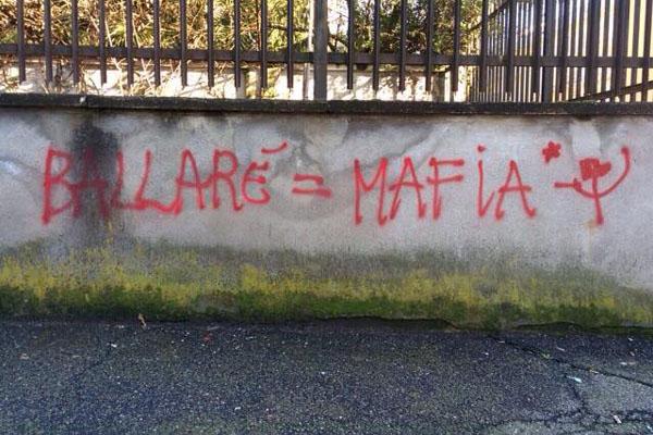 Appare graffito con la scritta “Ballarè = mafia”, solidarietà al sindaco dal Pd