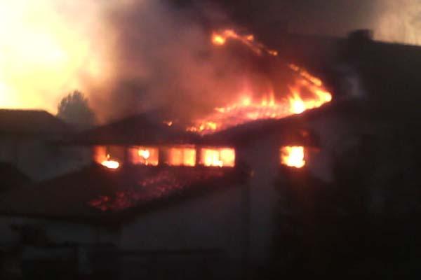 Mezzomerico: incendio di via Cerea, intervento concluso in serata