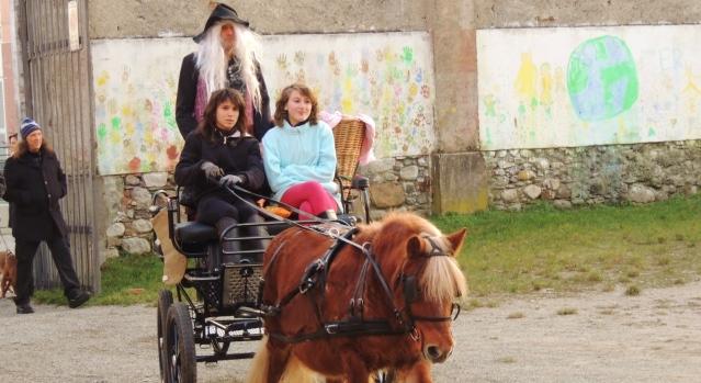 Niente scopa, a Borgomanero la Befana è arrivata in calesse