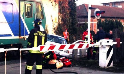 Oleggio: auto finisce contro un treno martedì pomeriggio