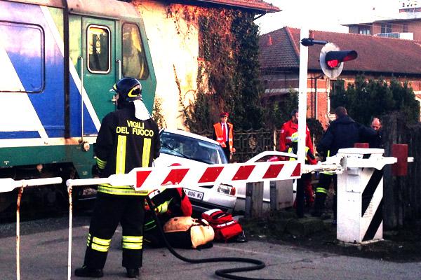 Oleggio: auto finisce contro un treno martedì pomeriggio