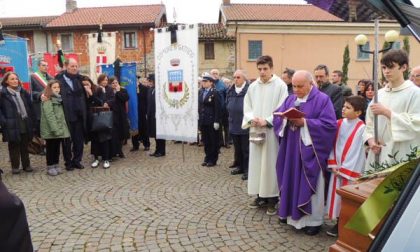 Politici, picchetto d’onore e tanta gente comune all’addio all’ex ministro Nicolazzi a Gattico