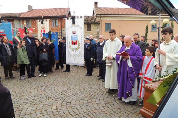 Politici, picchetto d’onore e tanta gente comune all’addio all’ex ministro Nicolazzi a Gattico