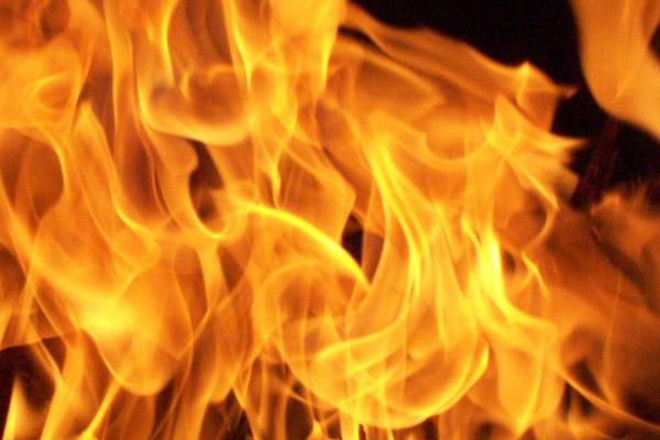 Revislate: fiamme da un tetto