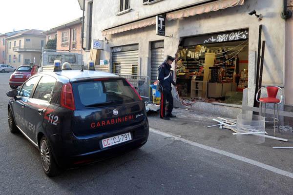 Rubano macchinette a Cerano. Inseguiti dai carabinieri