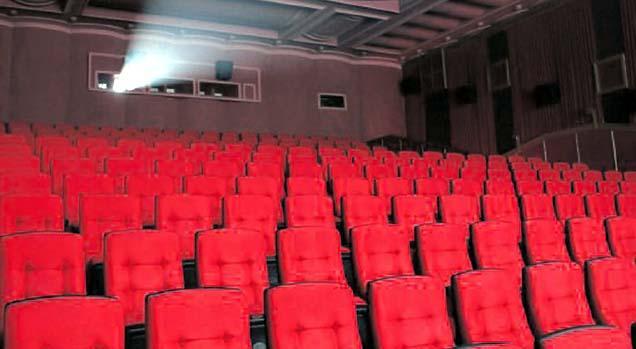 Servizio bus e pop corn gratis: così il cinema arriva a domicilio