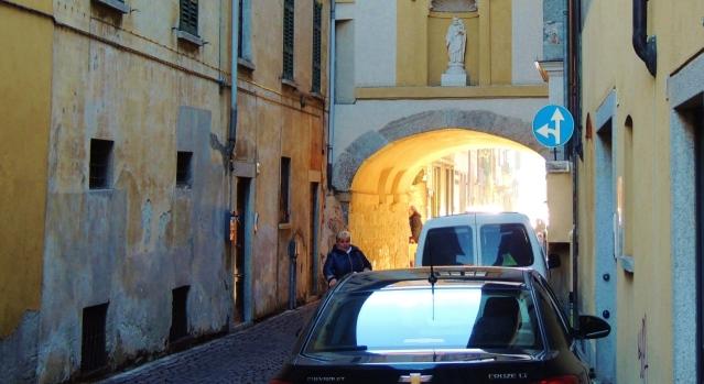 Strade strette e balconi sporgenti