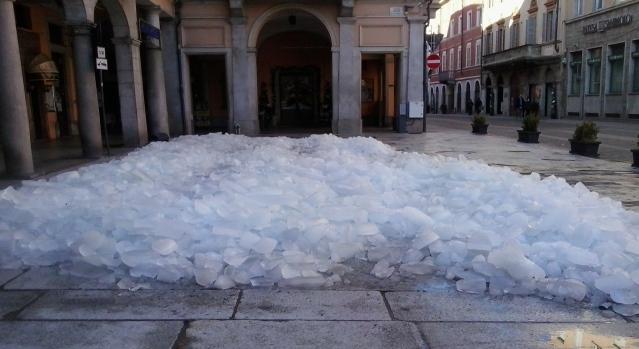 Temperature primaverili e la pista di pattinaggio di Borgomanero si scioglie