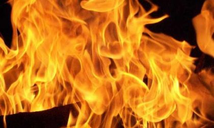 Trecate: fiamme in un magazzino di generi alimentari