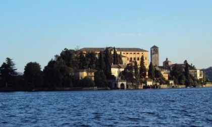 Tuffo invernale nel lago per sensibilizzare alla donazione del midollo osseo