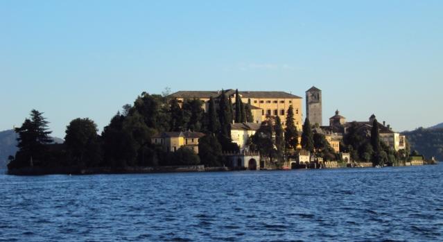 Tuffo invernale nel lago per sensibilizzare alla donazione del midollo osseo