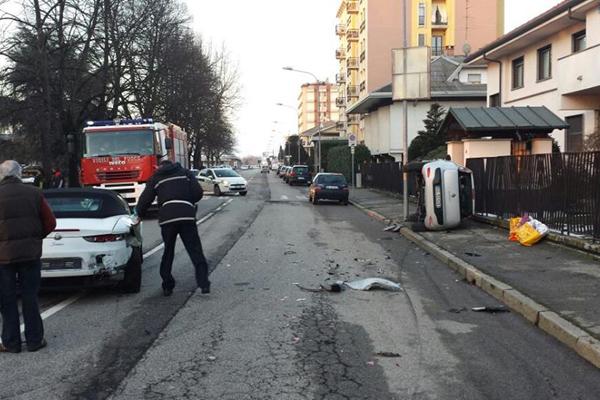 Auto si ribalta e finisce sul marciapiede in viale Kennedy