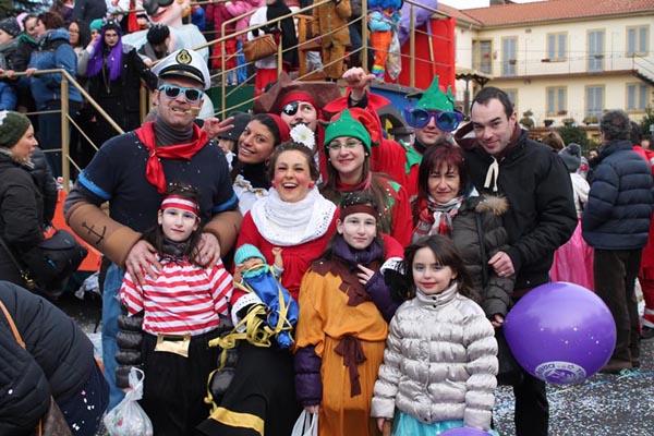 Carnevale a Oleggio, tutti alla sfilata nonostante il vento freddo (FOTOGALLERY)