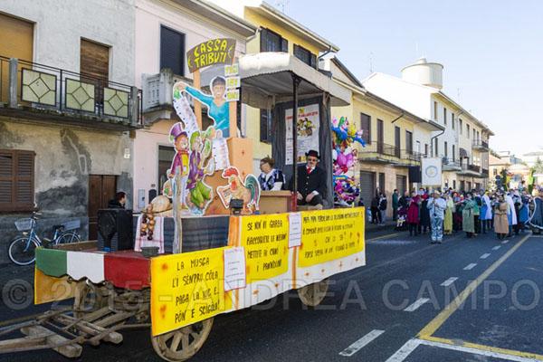 Carnevale baciato dal sole a Galliate, grande sfilata finale (FOTOGALLERY)