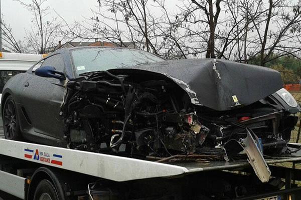 Ferrari esce di strada e abbatte pali e alcune piante in via Rizzottaglia