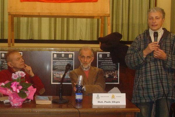 Fiaccole in corteo contro la violenza