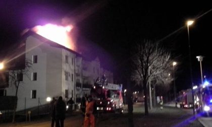 Fiamme dal tetto di un’abitazione in zona via Poletti: a dare l’allarme alcuni passanti