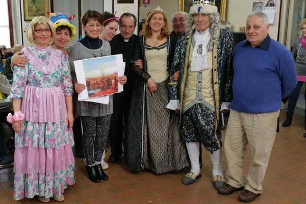 I regnanti di Biscottinopoli in visita alla casa di riposo San Francesco