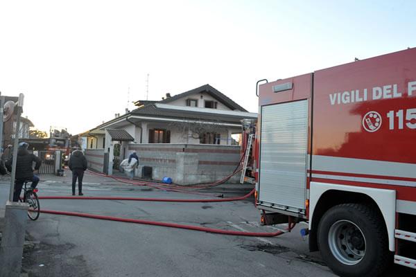 Incendio al tetto di una villa a Cameri