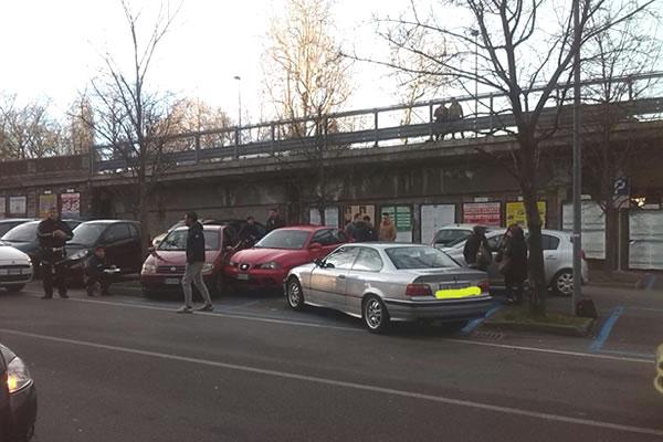 Incidente in corso Cavallotti: auto finisce contro tre veicoli in sosta