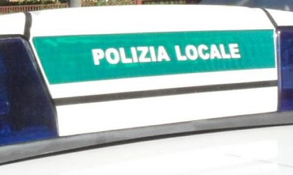 Passeggera di un’auto multata sul cavalcavia XXV Aprile offende gli agenti e viene denunciata