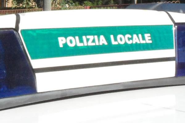 Passeggera di un’auto multata sul cavalcavia XXV Aprile offende gli agenti e viene denunciata