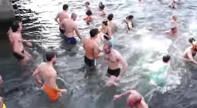 Tuffo nel Lago d’Orta per 70 ardimentosi: è il Cimento d’la Merla