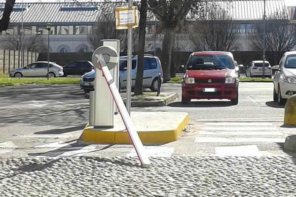 Via Perrone: abbattuta la sbarra del parcheggio