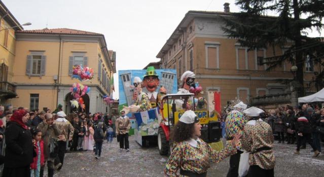 15 carri allegorici e tanta gente per il Carnavale di Gozzano n°50