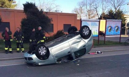 Auto rovesciata sulla carreggiata dopo un incidente in viale Curtatone