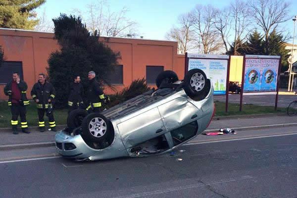 Auto rovesciata sulla carreggiata dopo un incidente in viale Curtatone