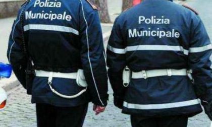 Automobilista esce di strada e fugge: raggiunto, oppone resistenza e viene arrestato