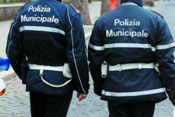 Automobilista esce di strada e fugge: raggiunto, oppone resistenza e viene arrestato