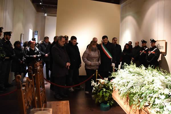 Grande afflusso alla camera ardente allestita al Broletto per Francesco Caldara
