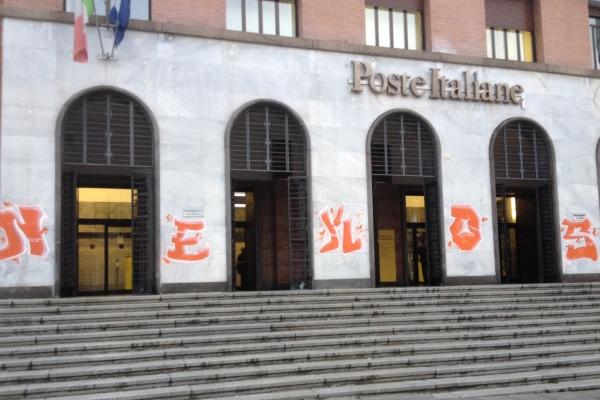 I writer non risparmiano il palazzo delle Poste Centrali