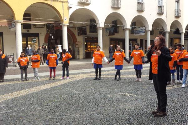 In piazza Duomo il “Girotondo in Arancione” (VIDEO)