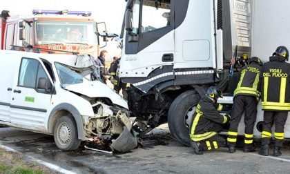 Incidente a Olengo: scontro tra un furgoncino e un tir (FOTO)