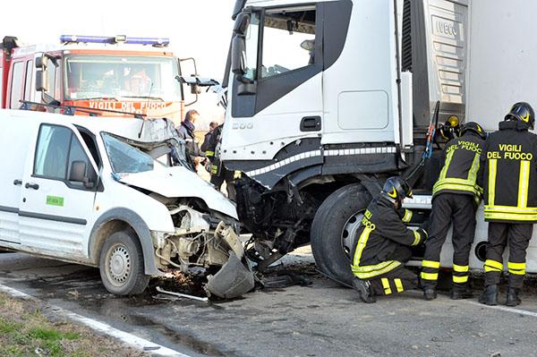 Incidente a Olengo: scontro tra un furgoncino e un tir (FOTO)