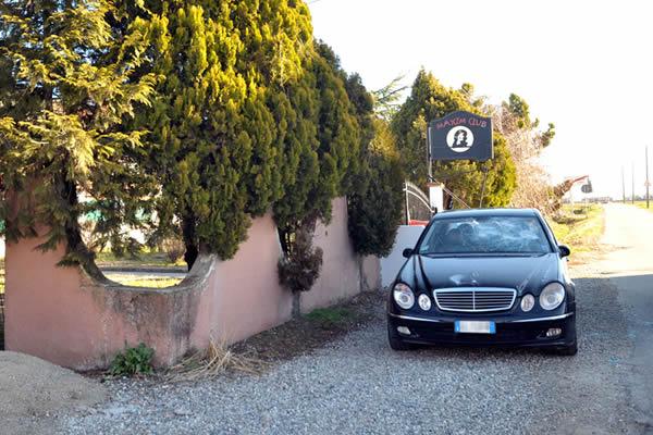 Lieve miglioramento per l’uomo picchiato con una mazza all’esterno del suo locale