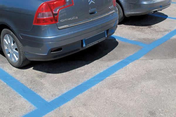 Per le auto che inquinano poco posteggi blu gratis