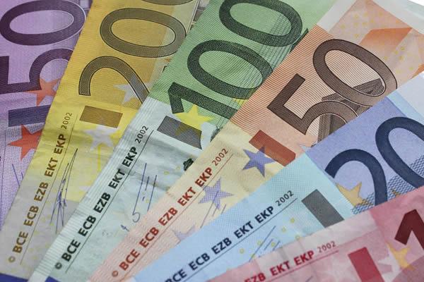 Restauratore trova 25mila euro nel mobile e li restituisce subito alla (ignara) cliente
