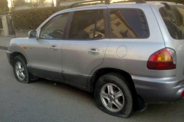 Via Bossi: consigliere comunale ritrova l’auto con tutte e 4 le ruote bucate