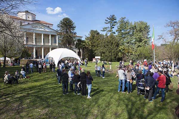 Abiti, acconciature e fiori: Romagnano “a nozze” per un giorno (FOTOGALLERY)