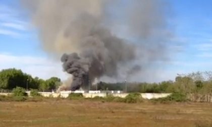 Agognate, fiamme ai container del campo nomadi: una trentina restano fuori casa