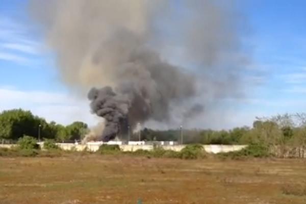 Agognate, fiamme ai container del campo nomadi: una trentina restano fuori casa