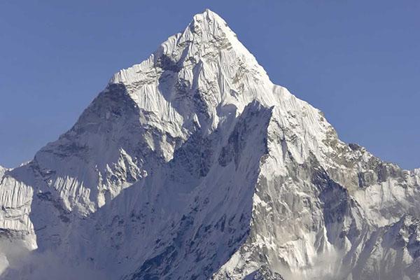Bloccati sull’Everest due giovani novaresi