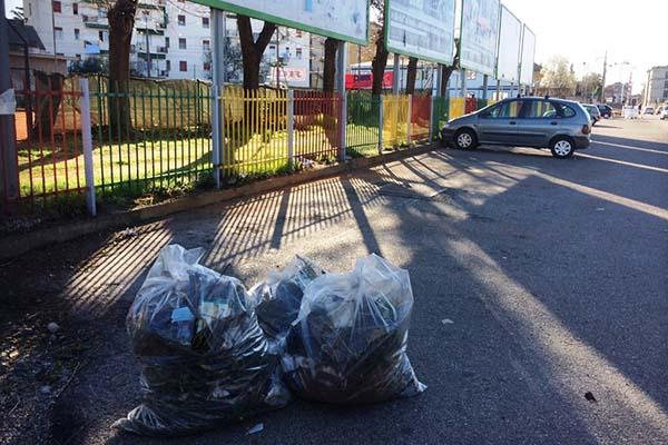 Detenuti al lavoro nella zona dietro alla stazione (FOTO)