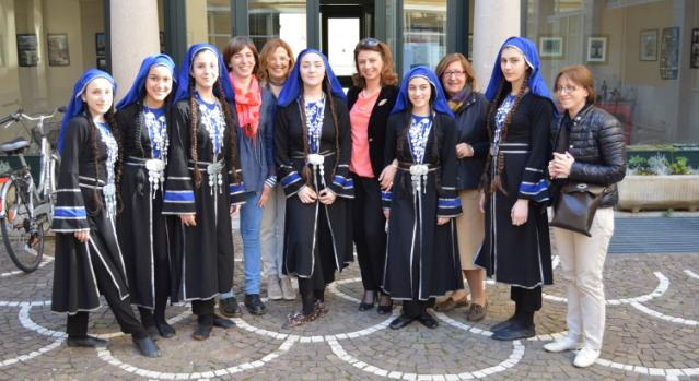 Dolci e danze popolari: così gli studenti georgiani “conquistano” Borgomanero