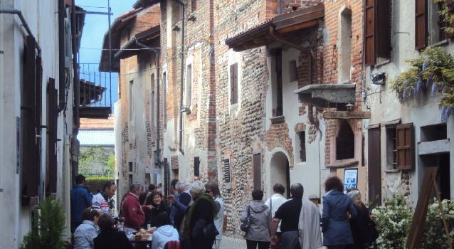 Ghemme, gli abitanti del Ricetto portano i turisti in visita guidata